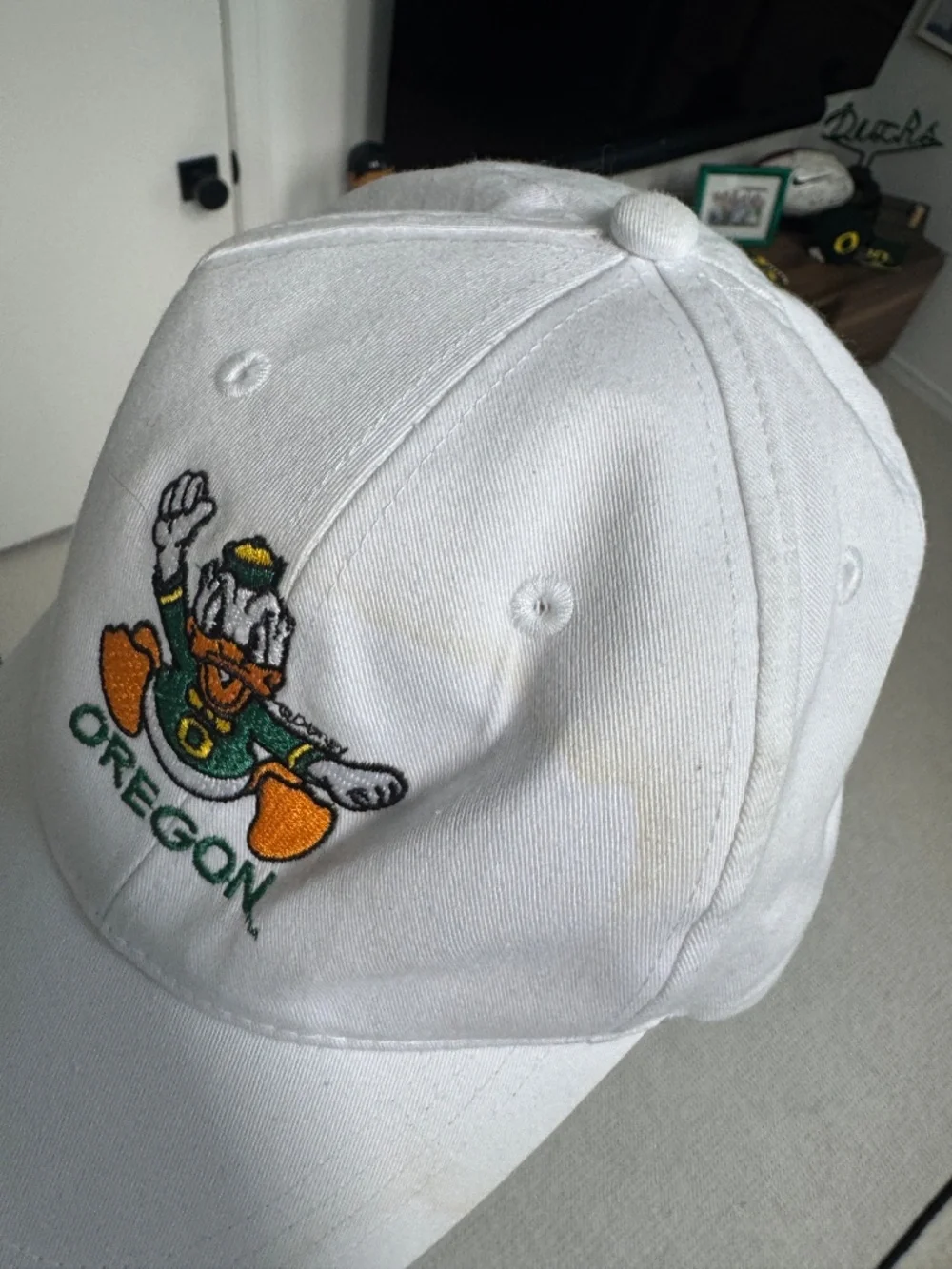 *VINTAGE & RARE* Oregon Ducks x Disney 'Donald Duck' Strapback in White